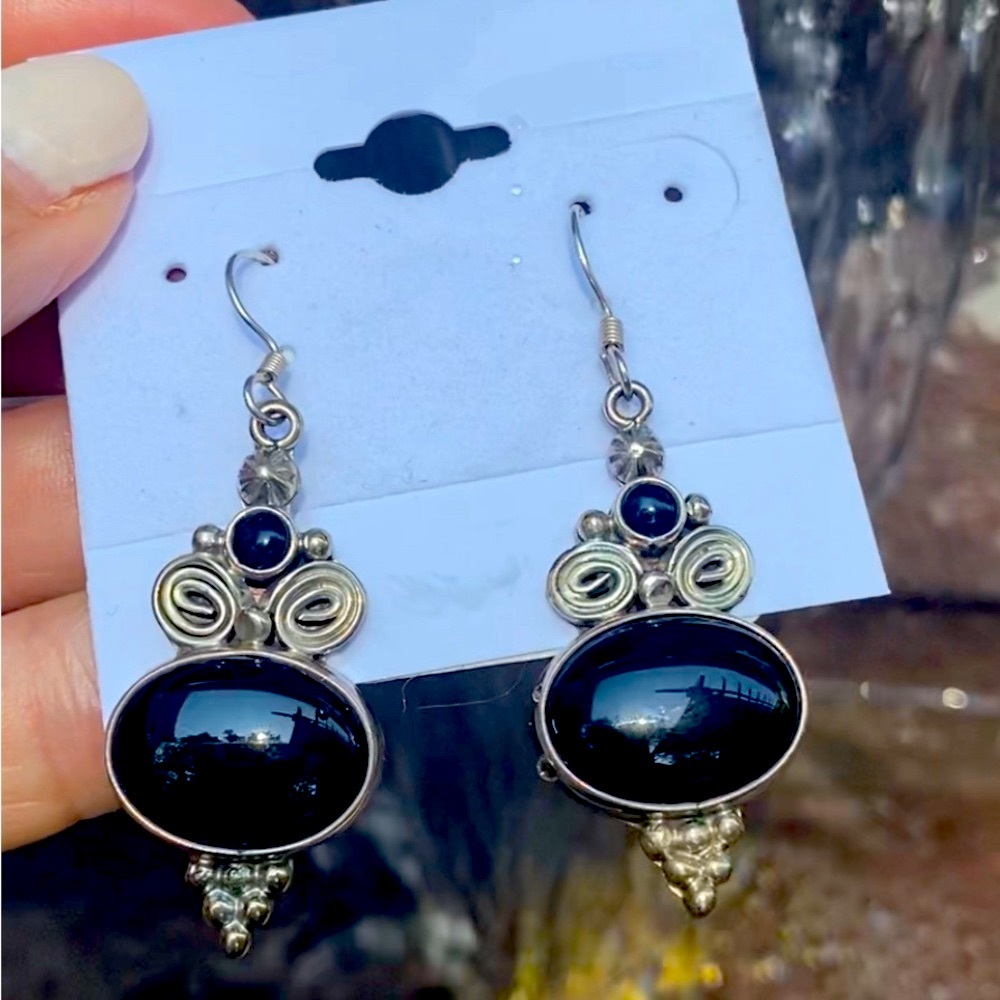 Beautiful sterling, silver and onyx dangling drop earrings 🌀🍇